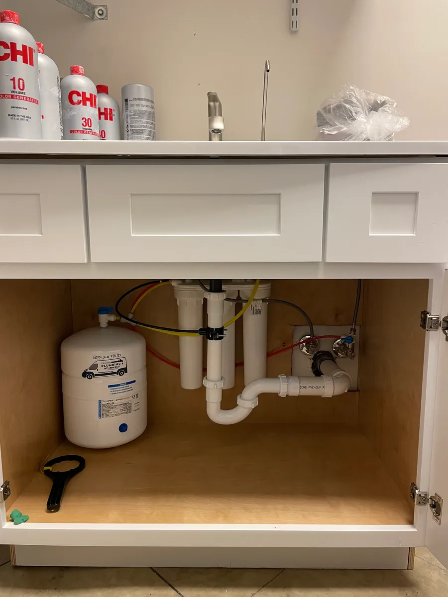 Reverse osmosis water filtration system under a sink
